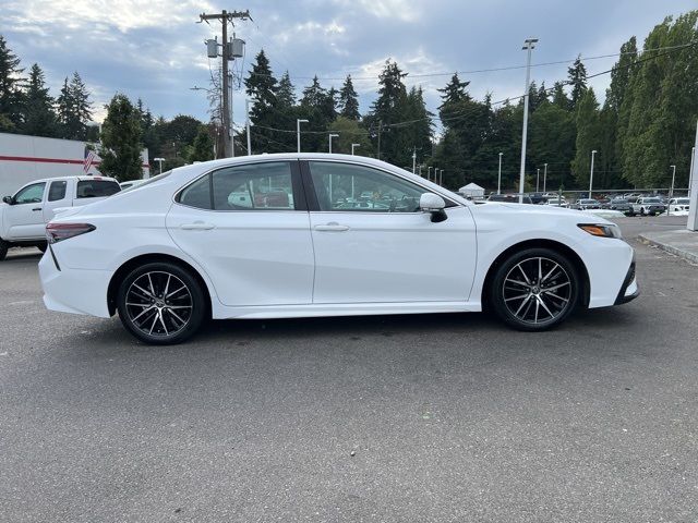 2022 Toyota Camry Hybrid SE