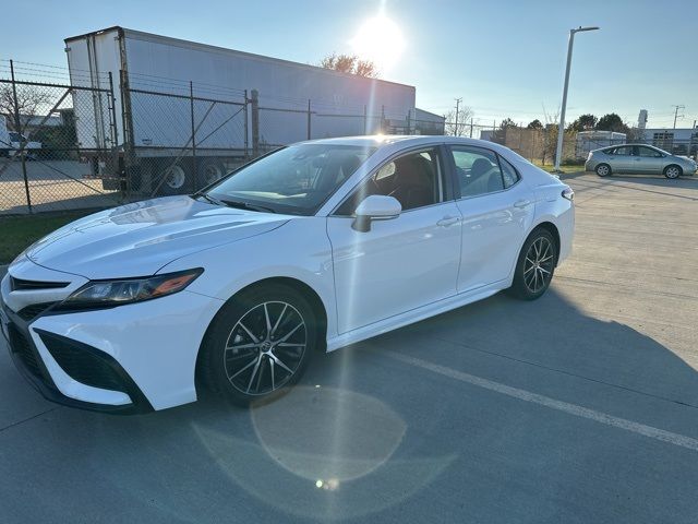 2022 Toyota Camry Hybrid SE