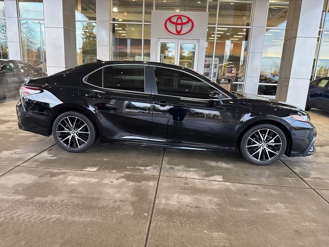 2022 Toyota Camry Hybrid SE