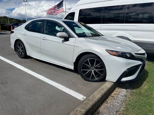 2022 Toyota Camry Hybrid SE