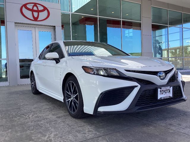 2022 Toyota Camry Hybrid SE