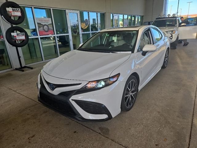 2022 Toyota Camry Hybrid SE