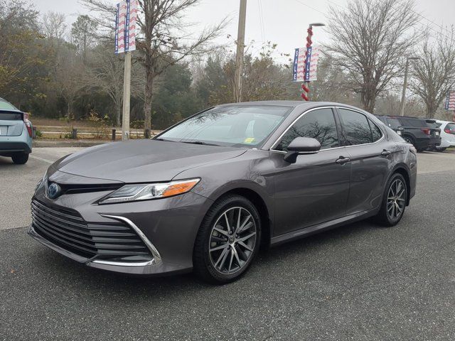 2022 Toyota Camry Hybrid XLE