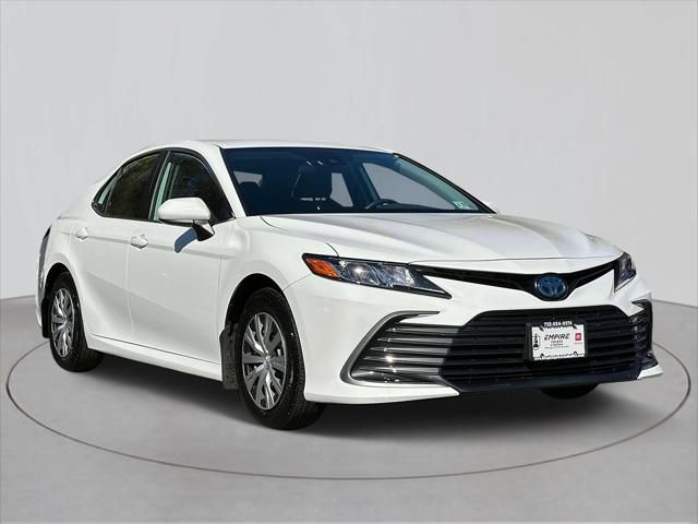 2022 Toyota Camry Hybrid LE