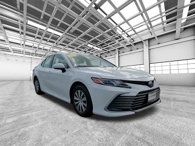 2022 Toyota Camry Hybrid LE