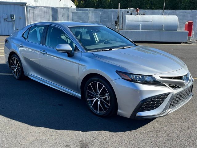 2022 Toyota Camry Hybrid SE