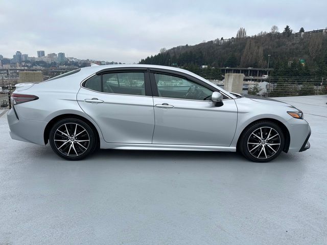 2022 Toyota Camry Hybrid SE