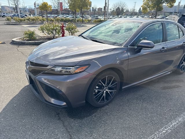 2022 Toyota Camry Hybrid SE