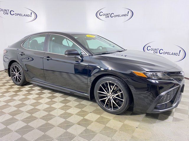 2022 Toyota Camry Hybrid SE