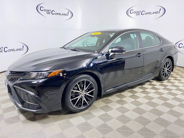 2022 Toyota Camry Hybrid SE