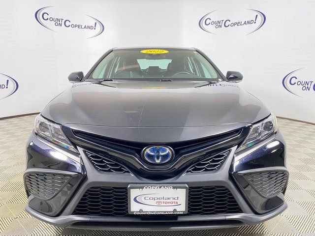 2022 Toyota Camry Hybrid SE