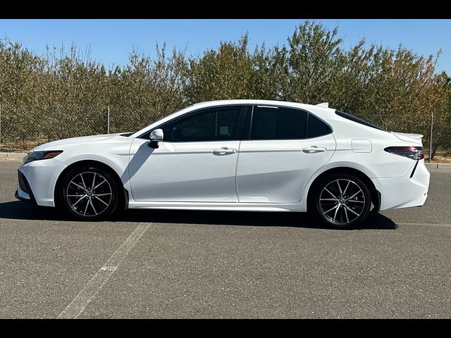 2022 Toyota Camry Hybrid SE