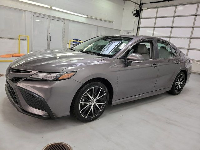 2022 Toyota Camry Hybrid SE