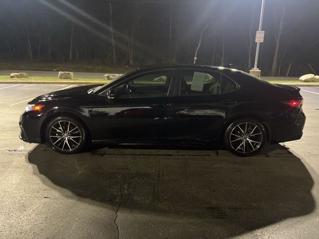 2022 Toyota Camry Hybrid SE