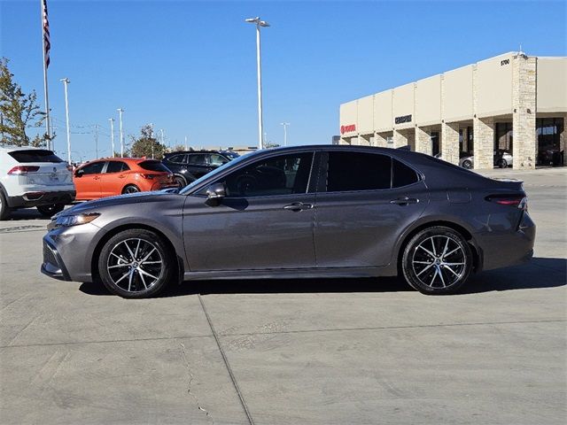 2022 Toyota Camry Hybrid SE