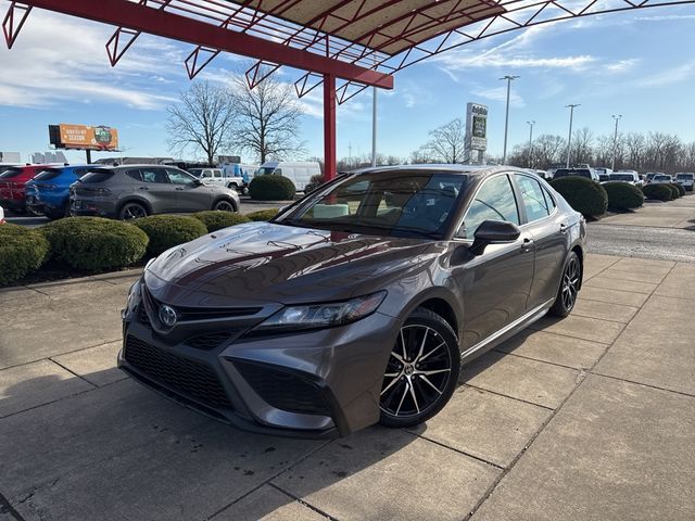 2022 Toyota Camry Hybrid SE