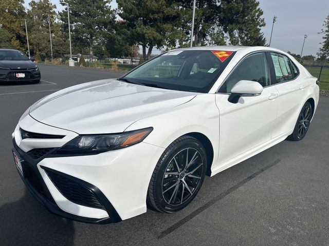 2022 Toyota Camry Hybrid SE