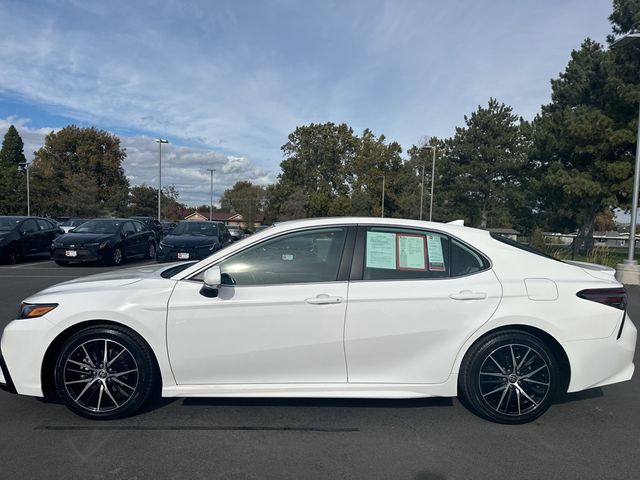 2022 Toyota Camry Hybrid SE