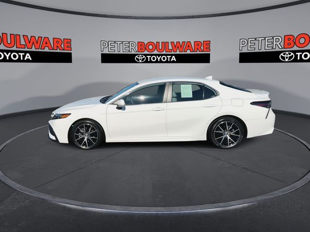 2022 Toyota Camry Hybrid SE