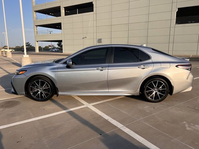 2022 Toyota Camry Hybrid SE