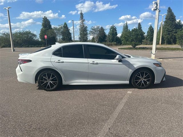 2022 Toyota Camry Hybrid SE