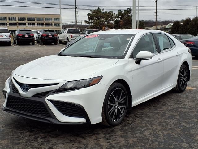 2022 Toyota Camry Hybrid SE