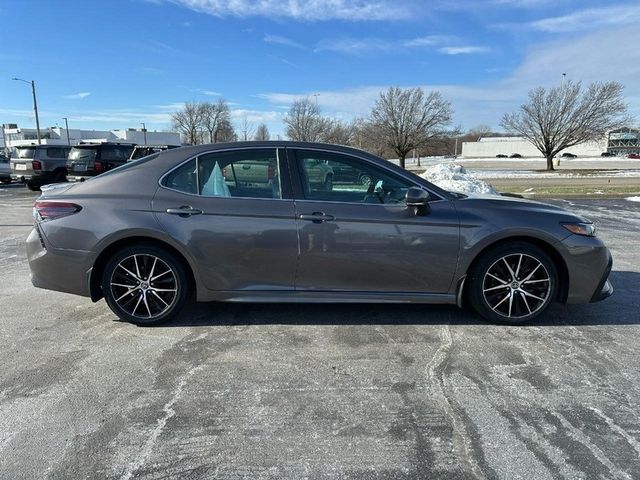 2022 Toyota Camry Hybrid SE