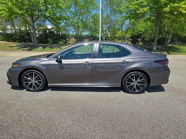 2022 Toyota Camry Hybrid SE