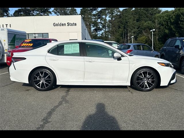 2022 Toyota Camry Hybrid SE