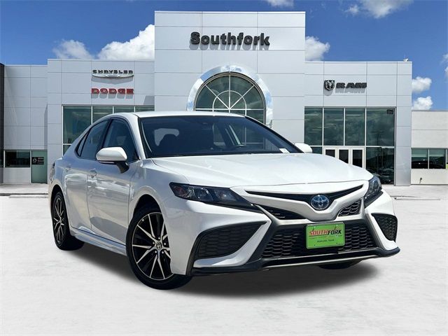 2022 Toyota Camry Hybrid SE