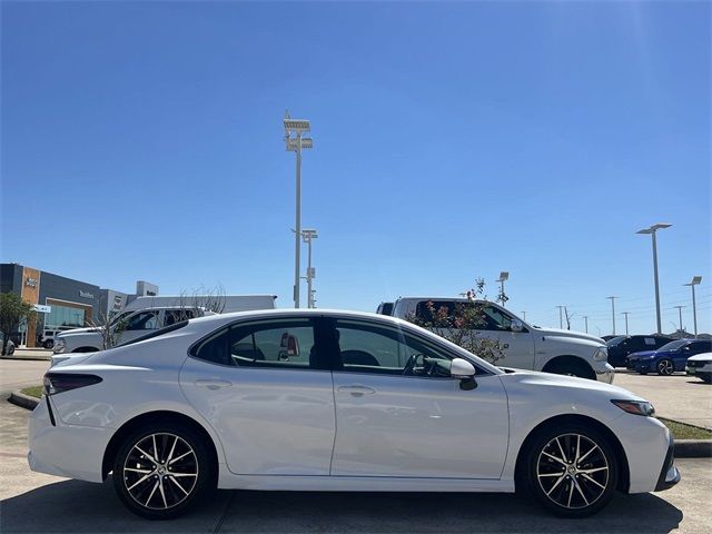 2022 Toyota Camry Hybrid SE