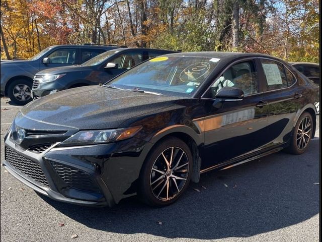 2022 Toyota Camry Hybrid SE