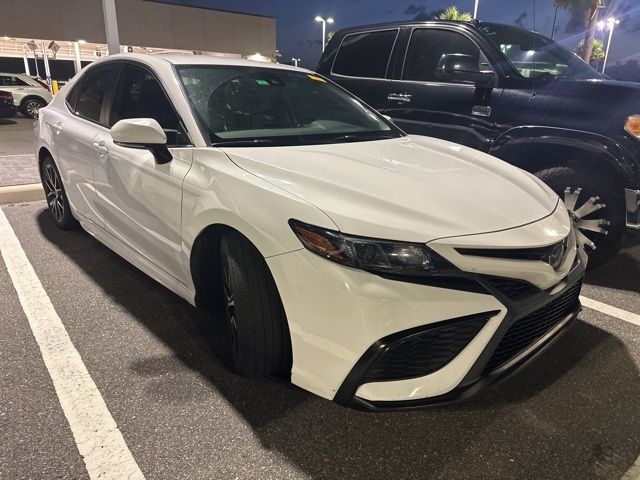 2022 Toyota Camry Hybrid SE