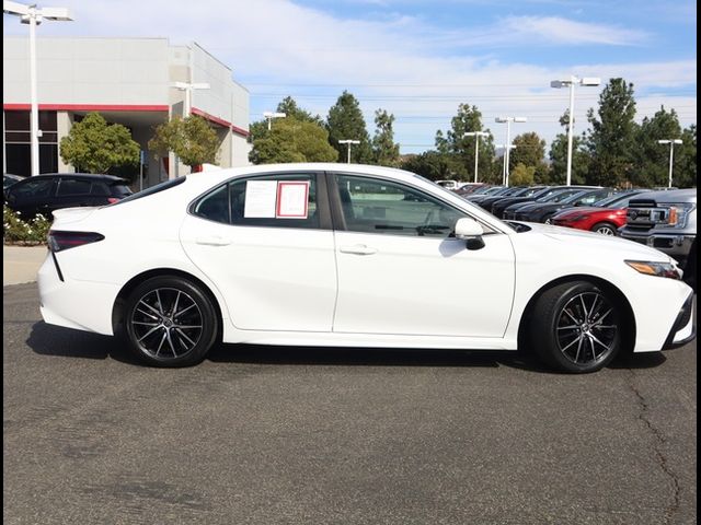 2022 Toyota Camry Hybrid SE