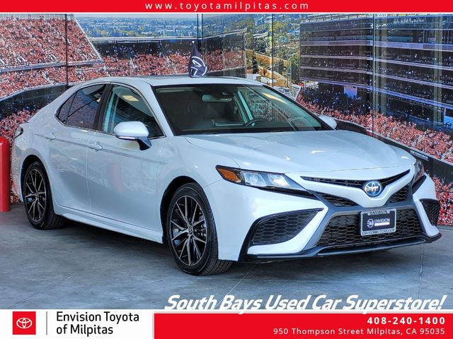 2022 Toyota Camry Hybrid SE