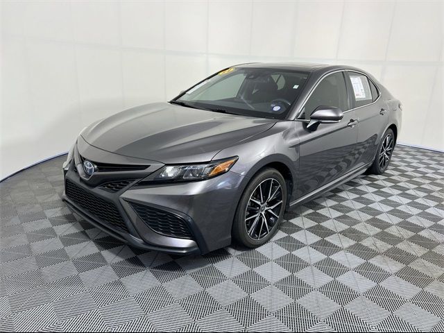 2022 Toyota Camry Hybrid SE