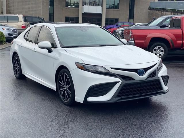 2022 Toyota Camry Hybrid SE