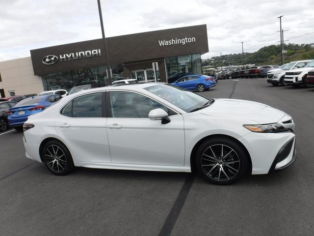 2022 Toyota Camry Hybrid SE