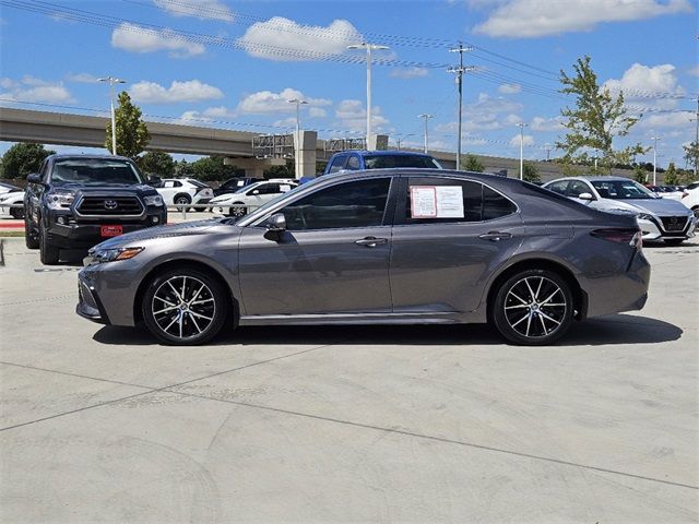 2022 Toyota Camry Hybrid SE