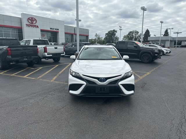 2022 Toyota Camry Hybrid SE