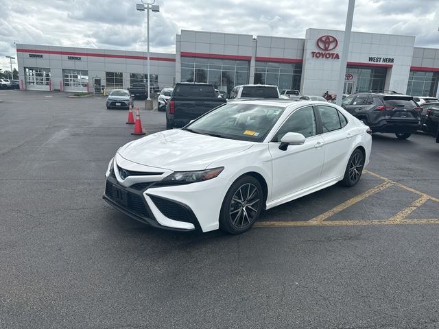 2022 Toyota Camry Hybrid SE