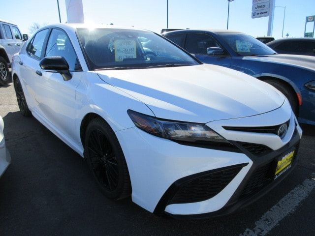 2022 Toyota Camry Hybrid SE