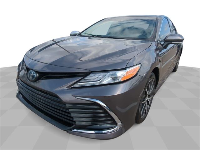 2022 Toyota Camry Hybrid XLE