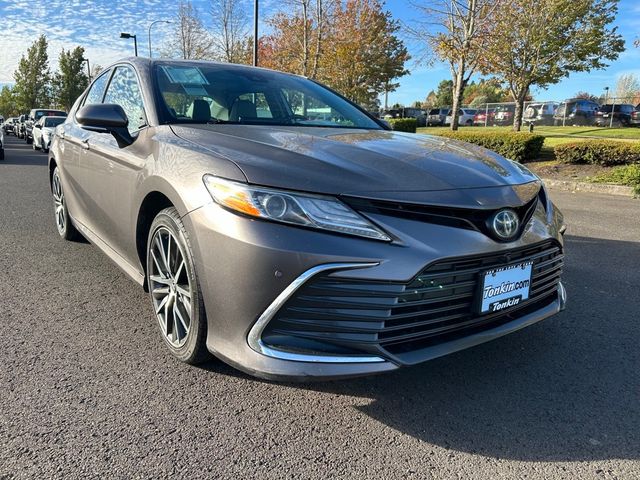 2022 Toyota Camry Hybrid XLE