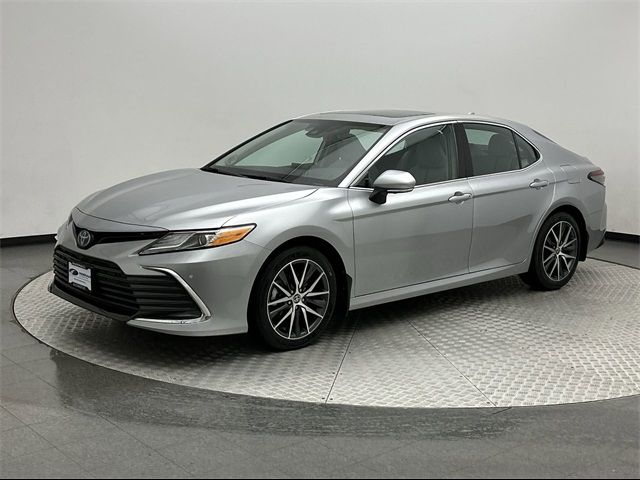 2022 Toyota Camry Hybrid XLE