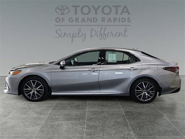 2022 Toyota Camry Hybrid XLE