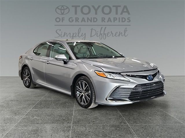 2022 Toyota Camry Hybrid XLE