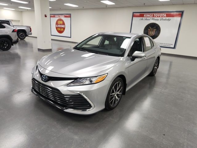 2022 Toyota Camry Hybrid XLE