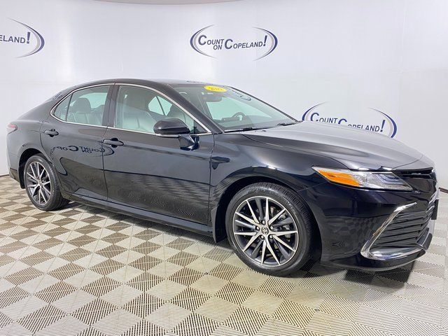 2022 Toyota Camry Hybrid XLE