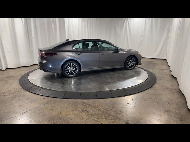 2022 Toyota Camry Hybrid XLE